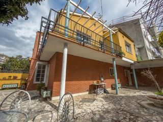 Casa pareada en Calle andres segovia 33. Disfrute del centro de granada sin renunciar a las comodidades d