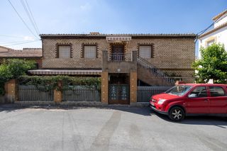 Casa  Calle los llanos 2. Barrio de monachilcasa con 3 viviendas independientes en una sol