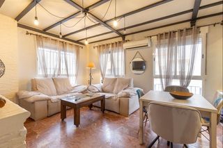 Casa adossada a Joaquina Eguaras. Casa adosada en urbanización con piscina junto al ferial