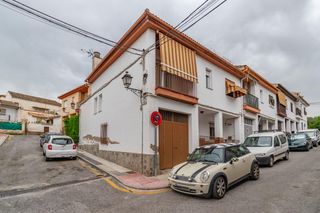 Casa adossada  Calle del pensamiento 19. Casa en la zubia con amplio patio y tres dormitorios.