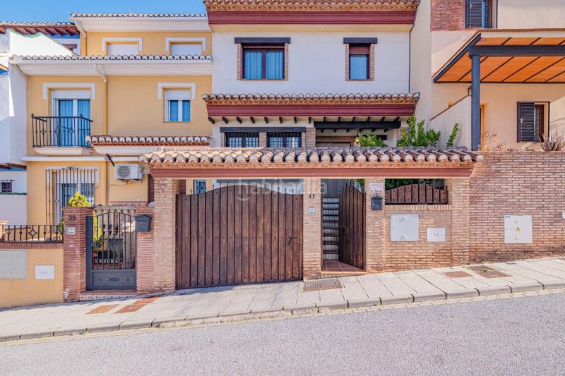 Foto 14a243bb-266f-4a0c-9dc1-fd23d3969e97. Casa adossada amb calefacció aparcament piscina a Zubia (La)