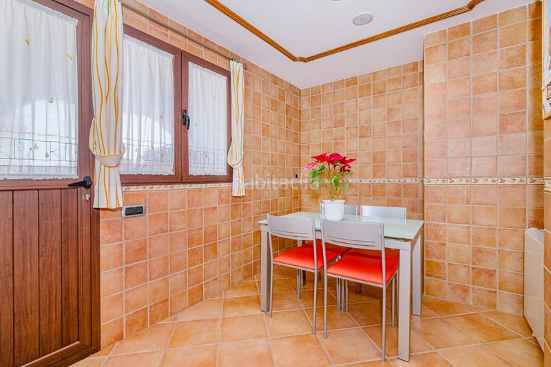 Foto 492040bf-cedb-4ba0-8762-2f3c39d2e56e. Casa adossada amb calefacció aparcament piscina a Zubia (La)