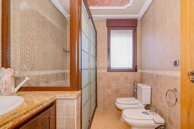 Foto 81a5f7fc-d71b-4e1a-bd4d-44dd242e88c6. Casa adossada amb calefacció aparcament piscina a Zubia (La)