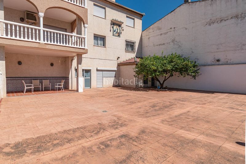 Foto b4edb260-383b-42b7-8398-b232af5ec40c. Edifici a Jun
