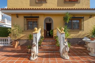 Chalet en Pinos Genil. Chalet con piscina y jardín a solo 10 minutos de granada