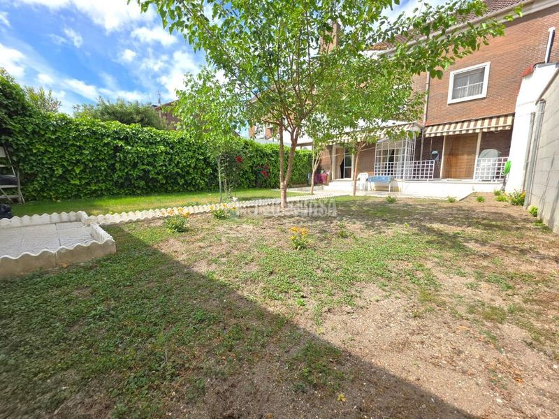 Foto 06612c75-bdad-4937-bdd7-e150b296d72a. Casa aparellada amb calefacció a El Bercial Getafe
