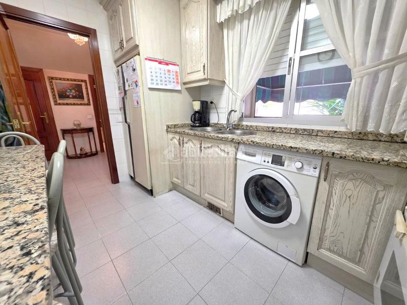 Foto a37893cc-570e-4888-9629-562cb1f2039e. Casa aparellada amb calefacció a El Bercial Getafe