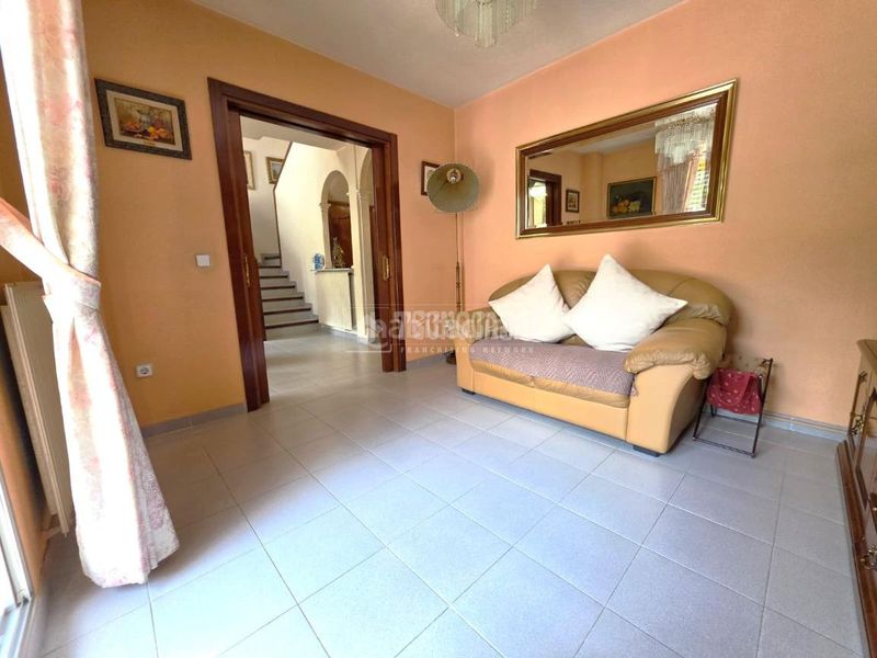 Foto ac2581fb-3b80-40d5-b1df-2db9f29b7619. Casa aparellada amb calefacció a El Bercial Getafe