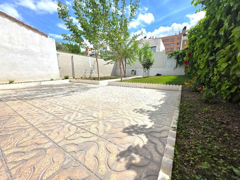 Foto f08ceb1f-1e25-4895-8434-cff58a5a618d. Casa aparellada amb calefacció a El Bercial Getafe