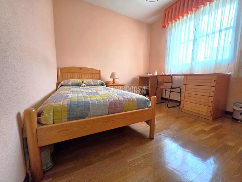 Foto f4aa8d74-1962-4441-a2d3-96c6e6b4e6ac. Casa aparellada amb calefacció a El Bercial Getafe