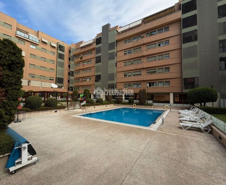 Foto ea16e89e-6f89-42e2-b96a-120f9810a75a. Pis amb calefacció aparcament piscina a El Bercial Getafe
