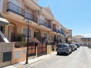 Casa adosada en Peligros. Estupenda casa en el centro de peligros