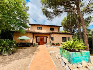 Casa a Carrer lleopard 3. Casa independiente en venta en sils (girona), con piscina, jardí