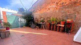 Mas à Eixample. Casa de pueblo con patio en planta, terraza y chimenea en sant f