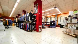 Geschäftsraum in Manlleu. Tienda de ropa en el centro de manlleu