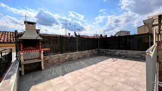 Casa adossada a Torelló. Casa adosada con terraza