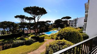 Apartament a Calella de Palafrugell. Apartamento con vistas al mar con plaza de parking y piscina