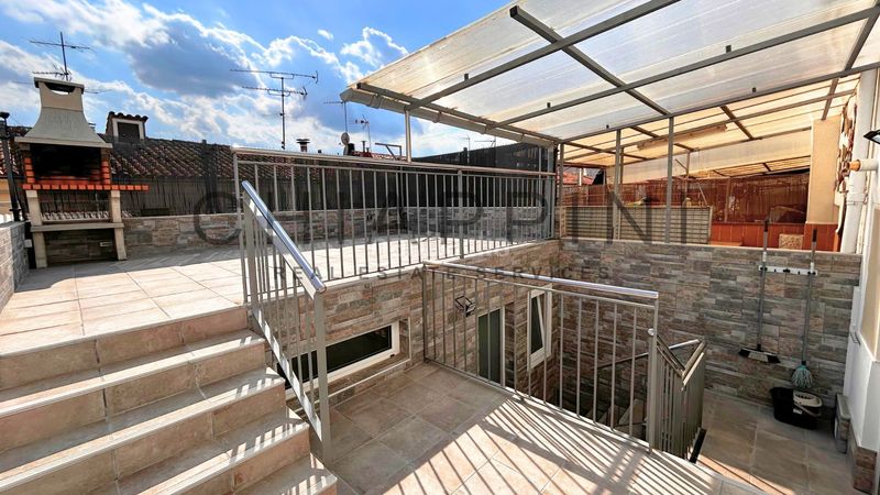 Foto 5bc52c76-9f88-4021-b88c-d1b2a634f536. Casa adosada  con terraza en Torelló