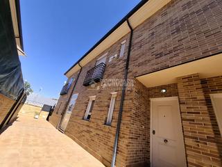 Casa aparellada a Sur. Casa en venta en ávila