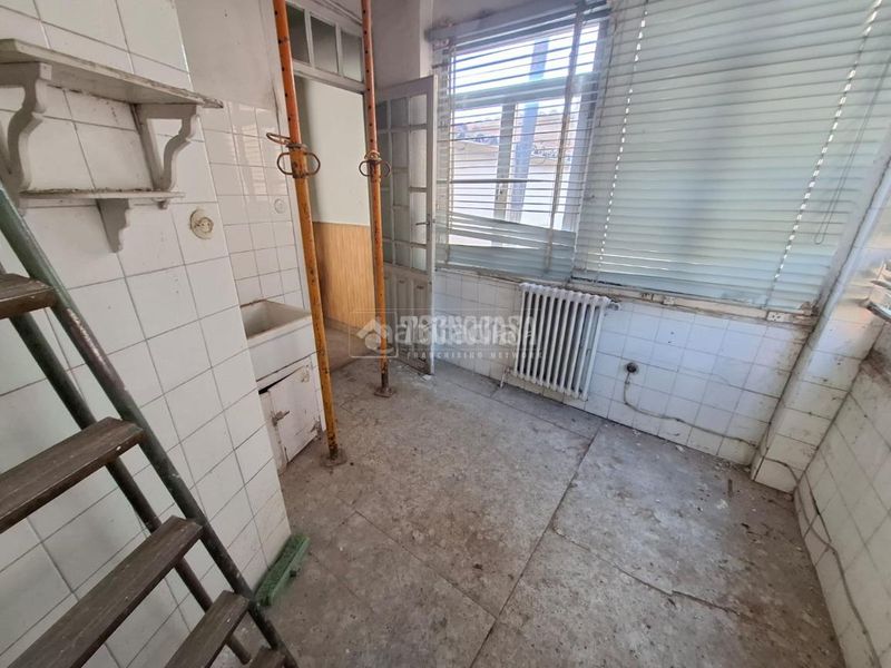 Foto 2a68b63c-2beb-4530-8240-e06618ee39ab. Casa aparellada amb aparcament a Sur Ávila