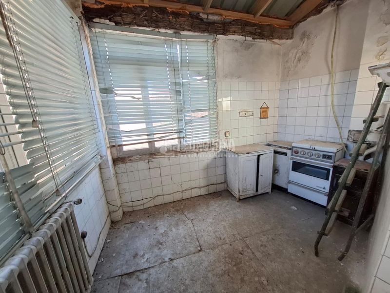 Foto 36dc37c3-277d-4784-b771-04245bfda207. Casa aparellada amb aparcament a Sur Ávila