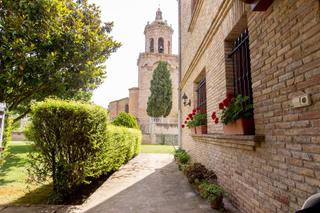 Casa a Puente la Reina / Gares. Una vivienda que despierta sentimientos en el corazón del camino