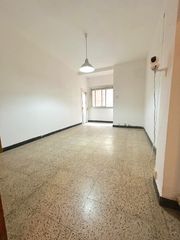 Flat  Carrer de sants. Fantástico piso de 4 habitaciones a reformar en carrer de sants