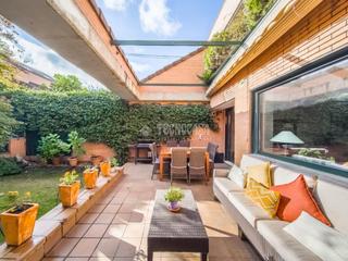 Casa aparellada a Montecarmelo. Casa en venta en madrid