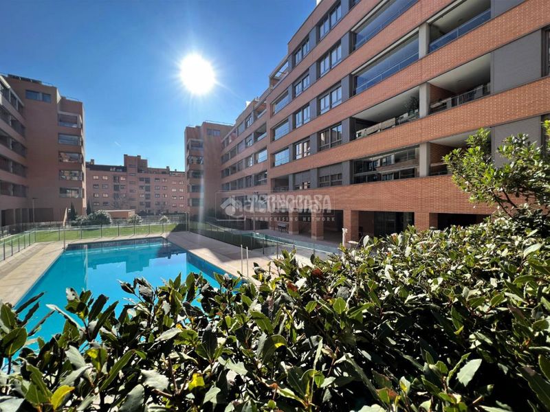 Foto c2cb1583-ea32-4242-b793-3f7cdf3c7b6c. Pis amb calefacció aparcament piscina a Montecarmelo Madrid