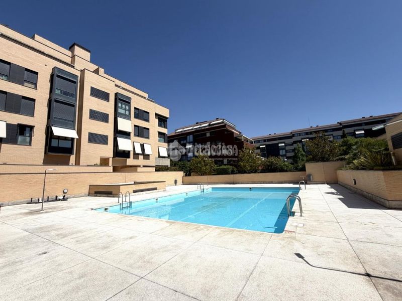 Foto ae5fc6f9-a30e-4305-882f-a13982887cf2. Àtic amb calefacció aparcament piscina a Montecarmelo Madrid