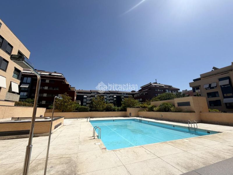 Foto b0b6c4b8-66b0-46e7-ad25-21e5ff97077d. Àtic amb calefacció aparcament piscina a Montecarmelo Madrid