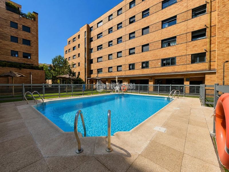 Foto c30ddb8e-542c-49b8-94dd-b541345d9343. Pis amb calefacció aparcament piscina a Montecarmelo Madrid