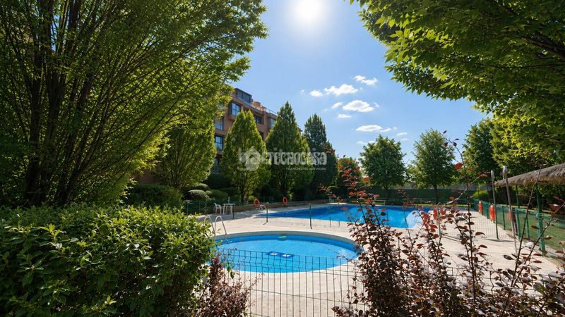 Foto 09012679-699c-4eea-ad45-bbd73a7c54a4. Pis amb piscina a Montecarmelo Madrid