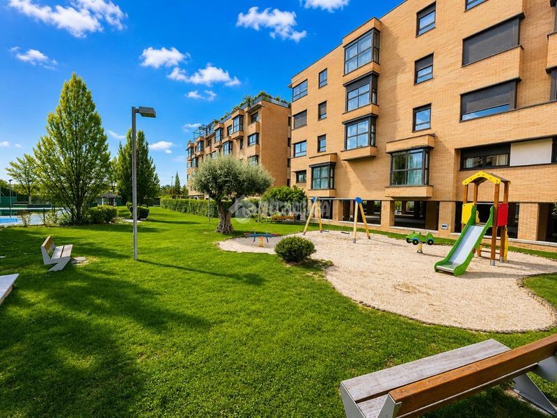 Foto 5ba81d3c-a729-484b-bbd0-75bf68157374. Pis amb piscina a Montecarmelo Madrid