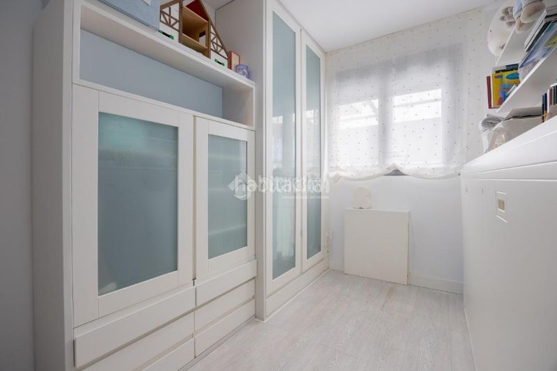 Foto 144ea926-7e5c-44ed-9dc3-504dc86c98e8. Pis amb calefacció aparcament piscina a Montecarmelo Madrid