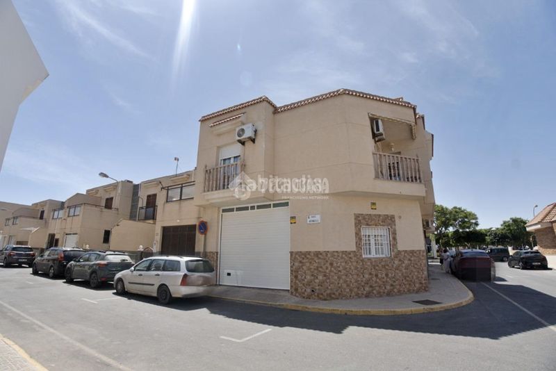 Foto d4aff118-4014-4b21-97a2-74d04b226e00. Casa aparellada a Matagorda Ejido (El)