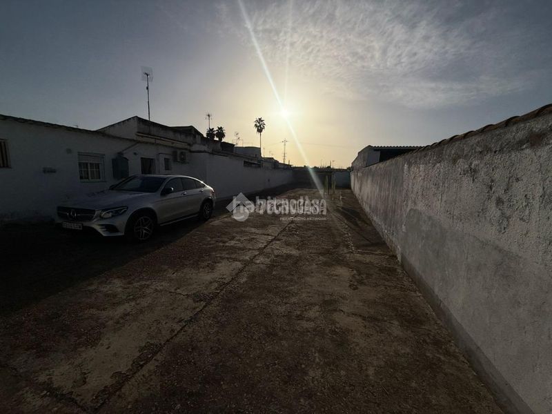 Foto a45c389a-389e-4f48-9bf6-d1281e237ab1. Casa aparellada a Golf Guadiana Badajoz