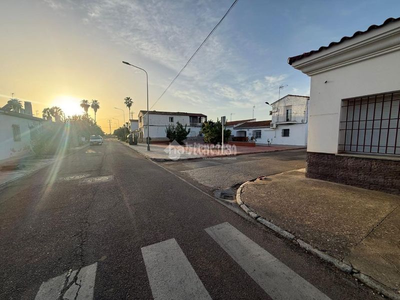 Foto ef83a853-687b-4527-bfb2-ad07562f509e. Casa aparellada a Golf Guadiana Badajoz