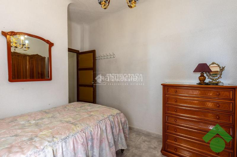 Foto 380bec57-f09f-46d1-9112-e70545f74d60. Casa aparellada amb aparcament a San Ildefonso Granada