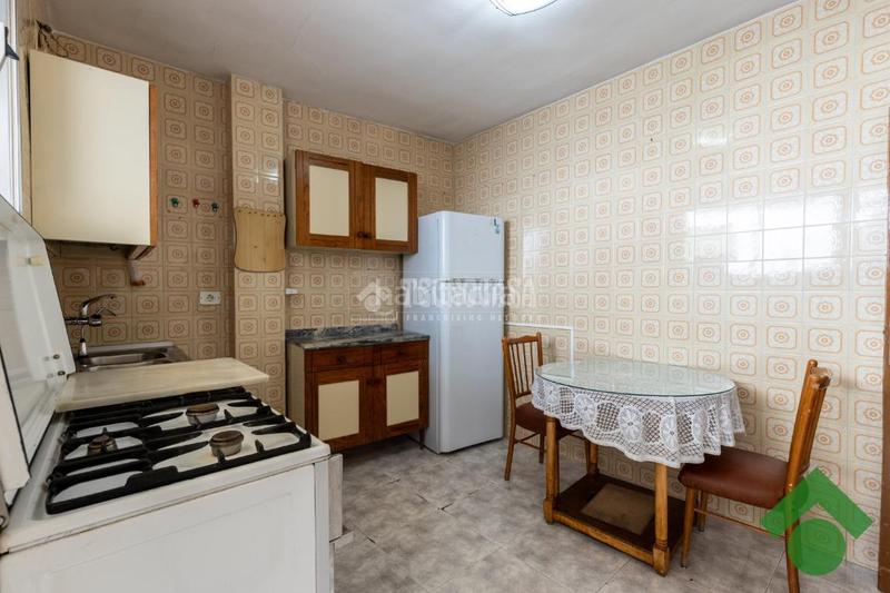 Foto f23b96bd-ae8d-4555-a9a0-e20fae926272. Casa aparellada amb aparcament a San Ildefonso Granada
