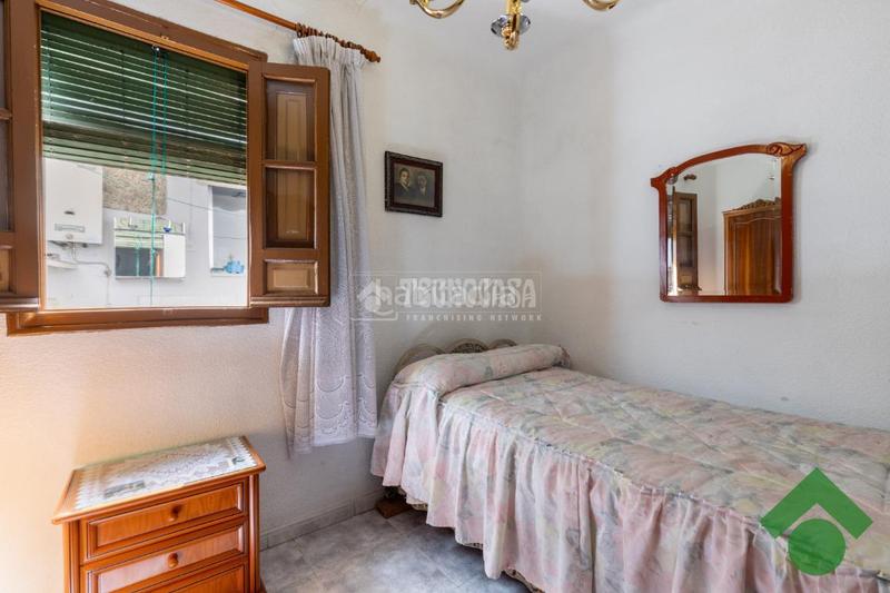 Foto f5f695d5-91d7-422b-81f3-5ff1e76ab11b. Casa aparellada amb aparcament a San Ildefonso Granada