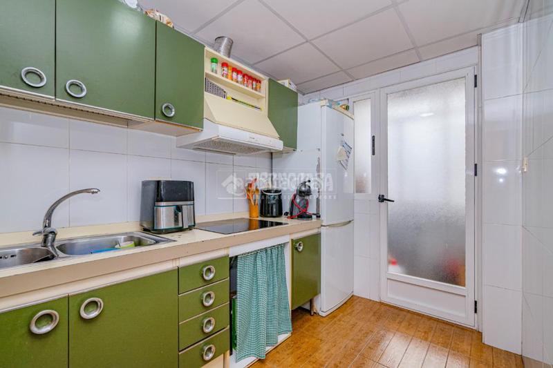 Foto 2aab6e7d-79d7-4bbb-869b-8558495a8e62. Piso  en venta en Plaza de Toros Granada