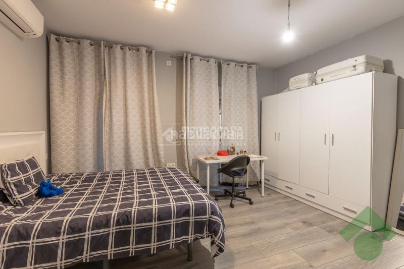 Foto f73ef3c4-6e8b-495c-99f3-c2d39f6e0f17. Casa aparellada a Centro - Sagrario Granada
