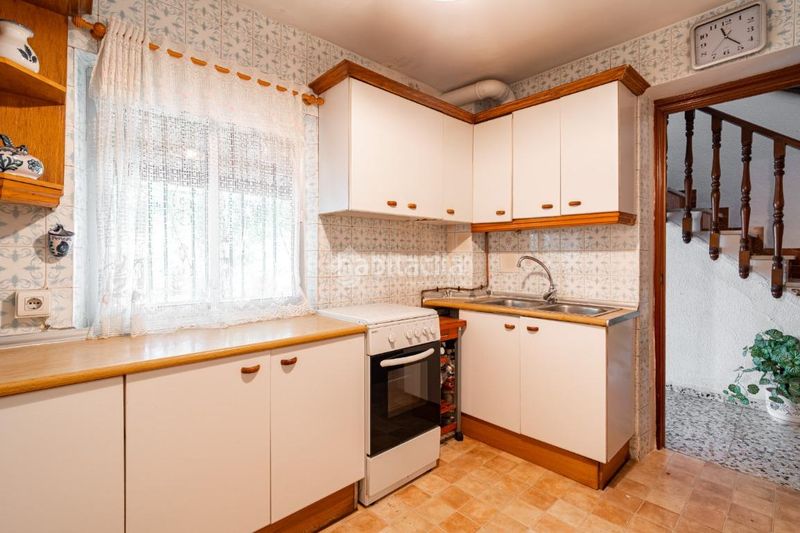 Foto a2eeb61b-c386-4137-9fe9-05a82ec6a824. Casa aparellada a San Ildefonso Granada