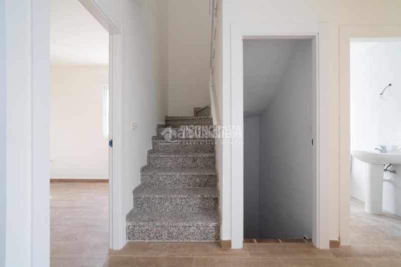 Foto d89f3f3c-e516-4978-8c90-722c6d8cf566. Casa aparellada amb calefacció a Nívar