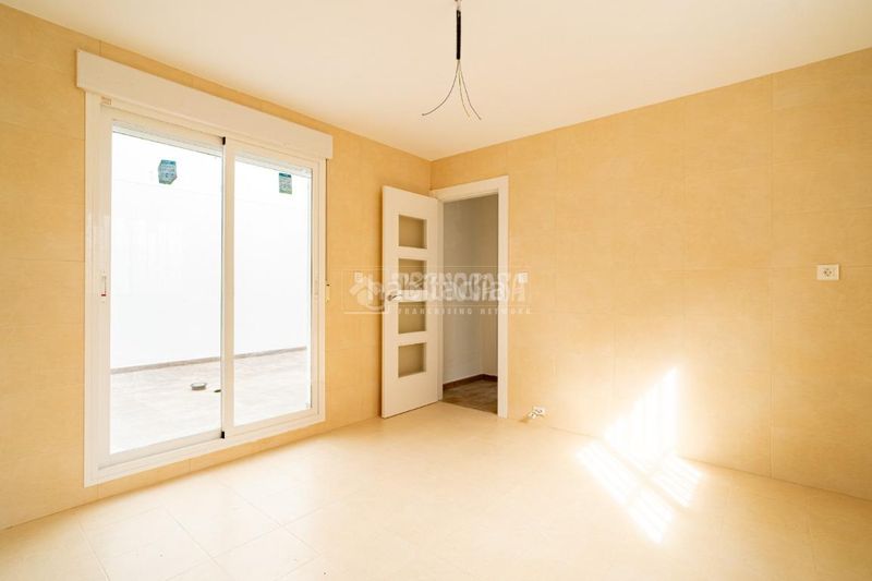 Foto e53bc0df-6ca5-4f26-9336-c5aab02d8b11. Casa aparellada amb calefacció a Nívar