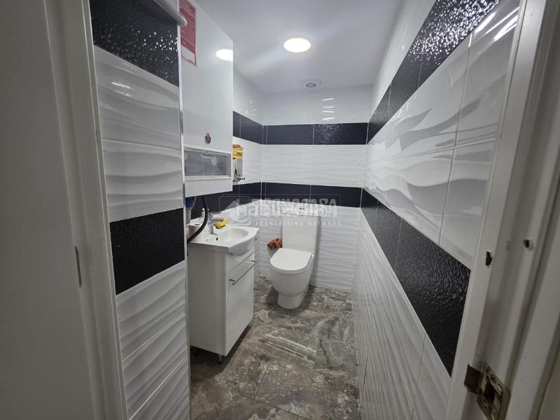 Foto 439a19e9-578f-486b-9558-be39d6c463f1. Local comercial a Raval Barcelona