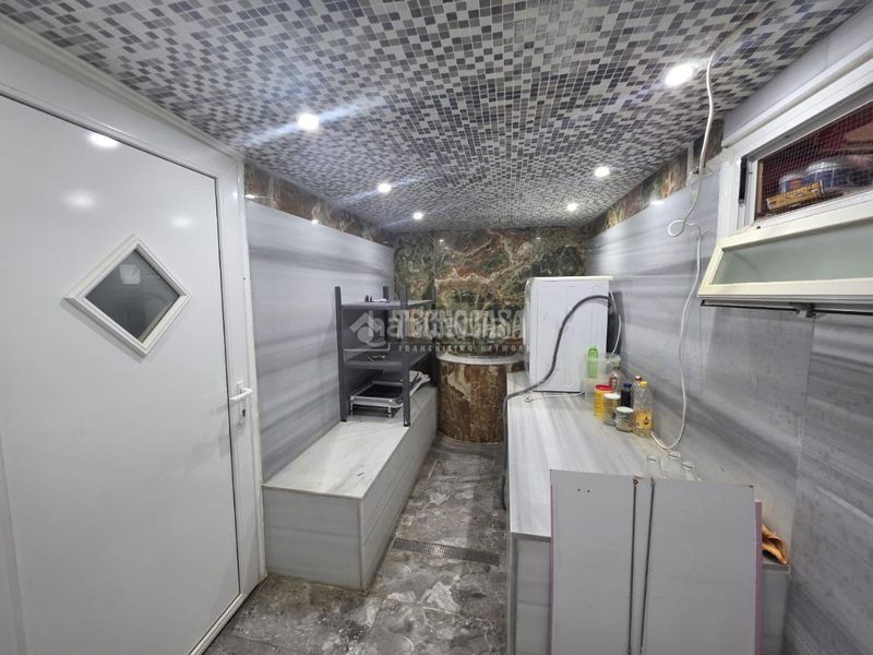 Foto 766bc9c2-a7ae-42dd-b50b-9836c8d99ef2. Local comercial a Raval Barcelona