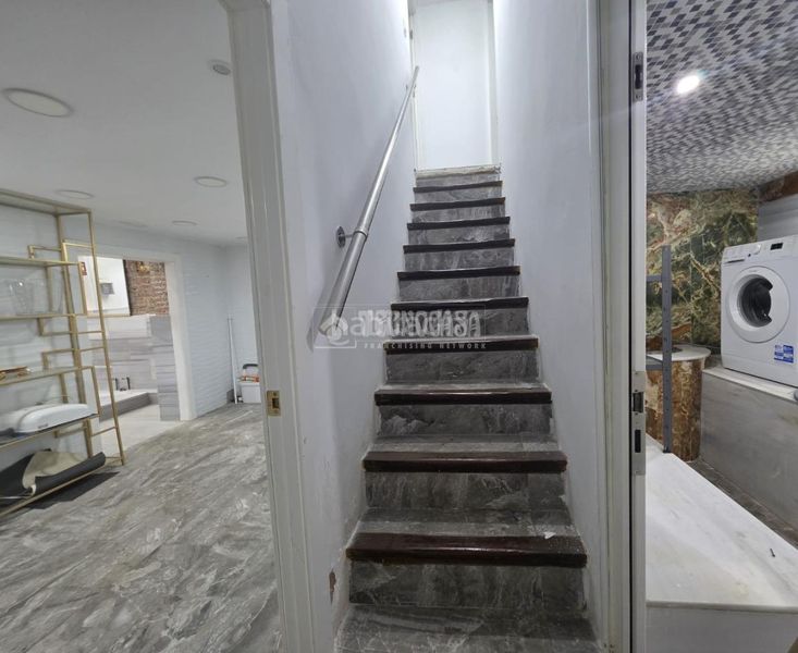 Foto c1837da2-598f-4200-9bbb-29fc14104ba7. Local comercial a Raval Barcelona