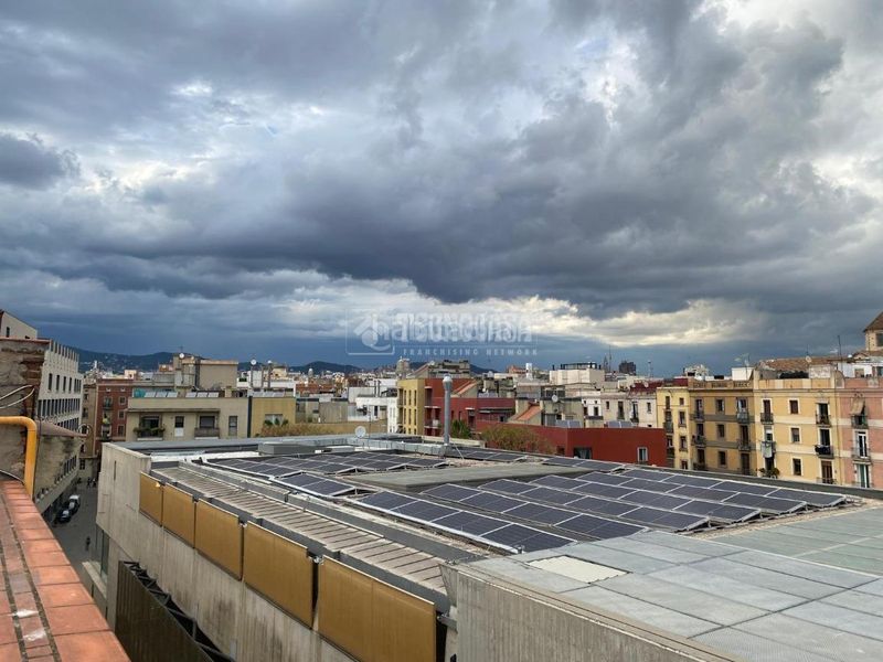 Foto 15c4004e-6c99-4bad-8465-db0e17dad8b8. Pis a Raval Barcelona
